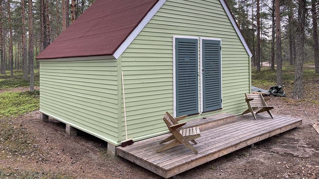 Lautamökki jonka taustalla on havumetsää.