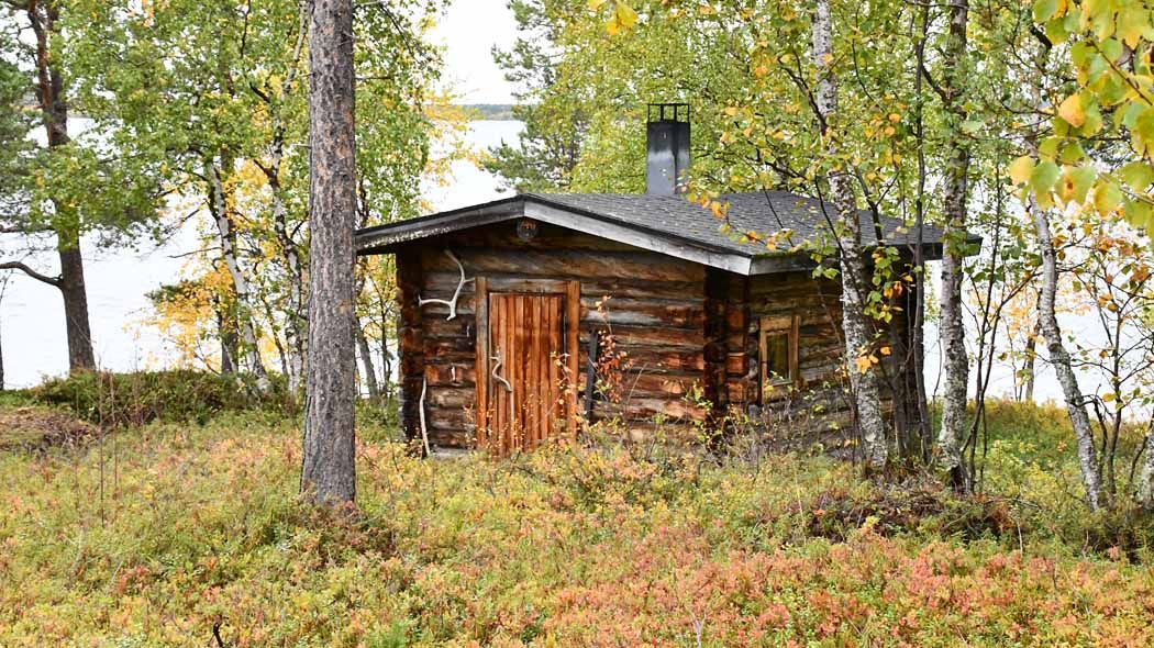 Saunarakennus rannalla.