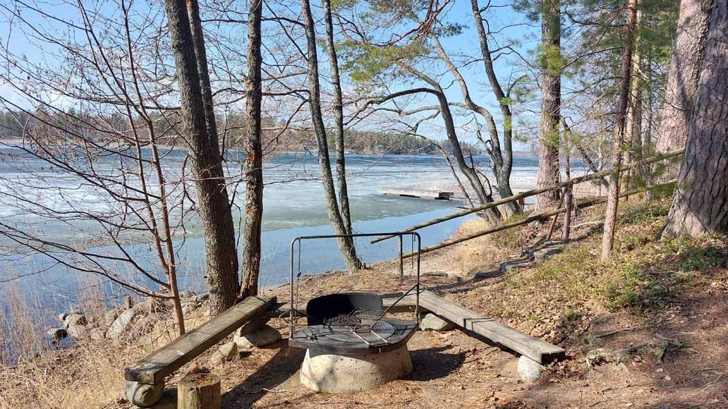 Tulipaikka rannassa. On aurinkoinen kevätpäivä ja jäät ovat lähdössä.