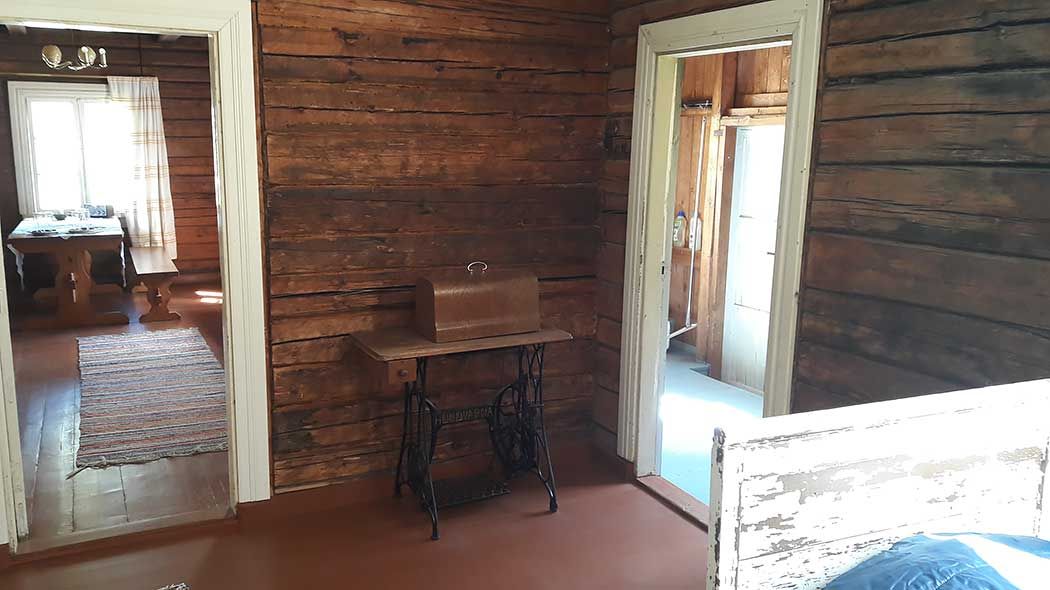 There's an old sewing machine in the hut lobby.