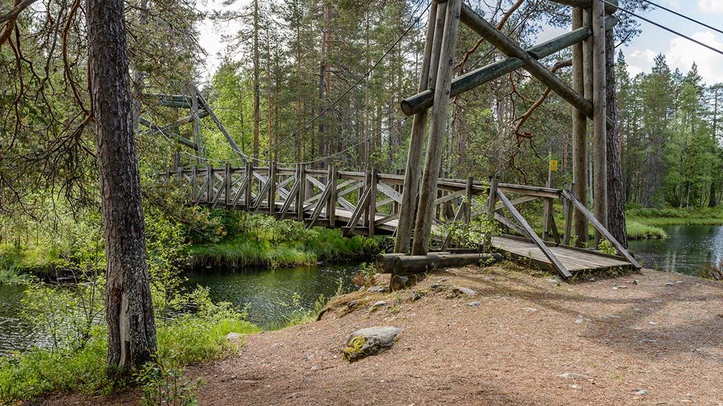 En hängbro över en smal å.