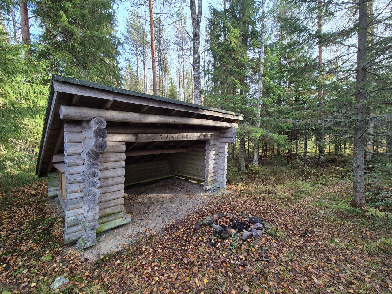 Ett träskydd mitt i skogen.